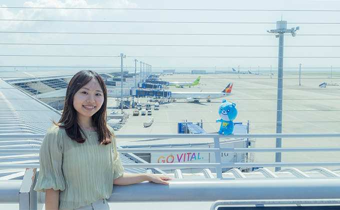 間近で飛行機が離着陸する展望デッキ